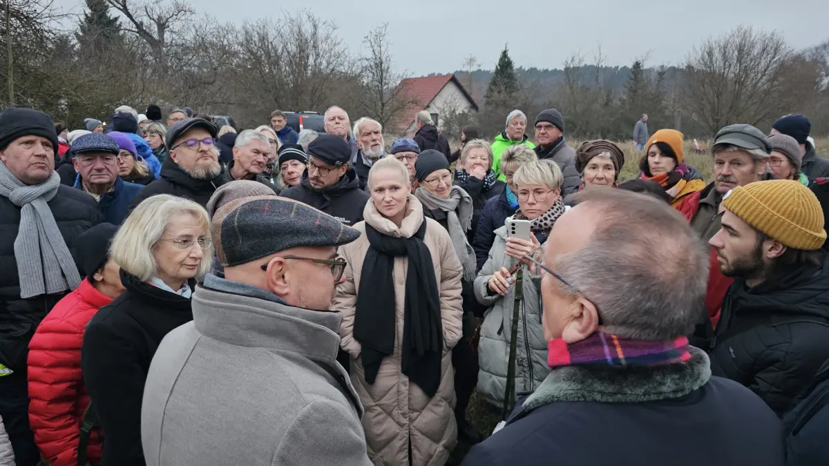Großes Interesse: Mehr als 100 Frankfurter waren der Einladung der Bürgerinitiative für die Reaktivierung des Bahnhalts in Booßen zum Vor-Ort-Termin mit Infrastrukturminister Detlef Tabbert (vorn, 2.v.r.) gefolgt. Für OB Axel Strasser (vorn, l.) ist das Vorhaben "sehr wichtig".