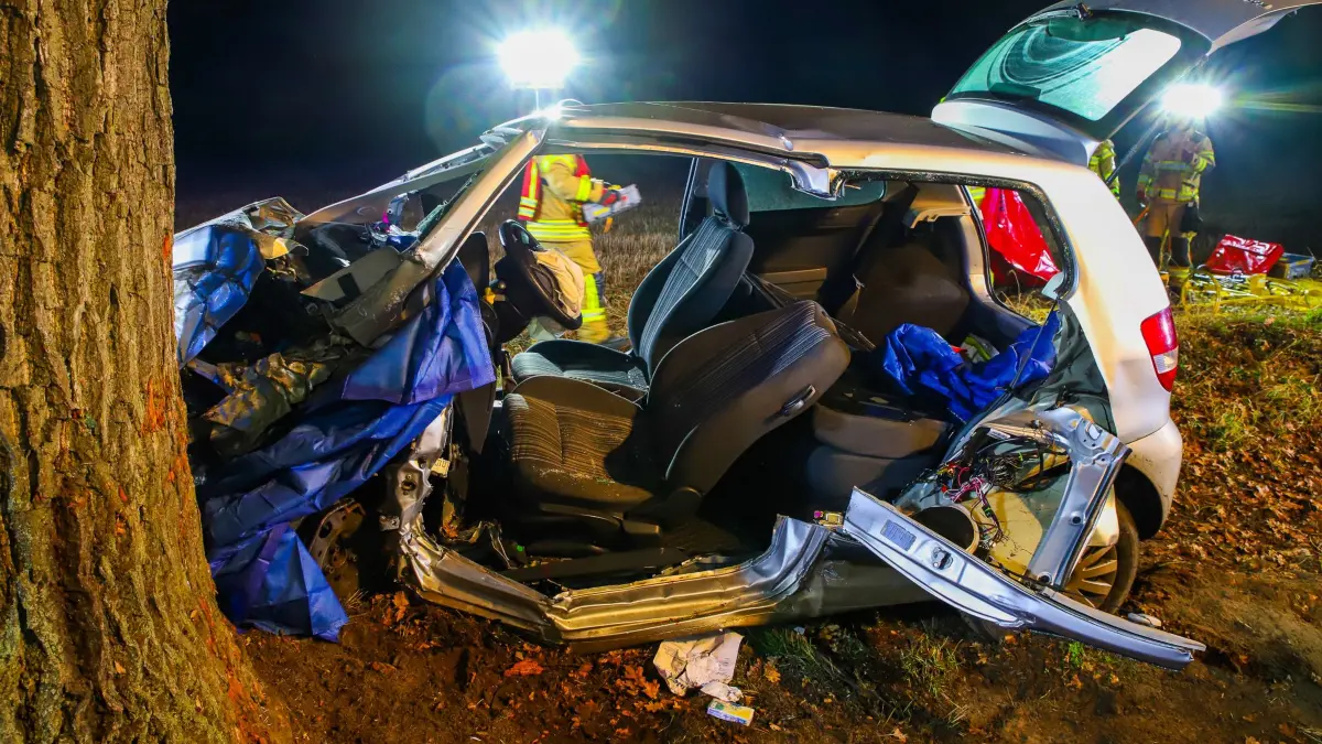 Schwerer Unfall in der Nacht: Die L17 musste nach einem Baum-Unfall zwischen Schwante und Groß-Ziethen mehrere Stunden gesperrt werden.