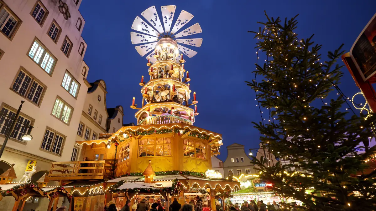 Weihnachtsbuden und eine riesige Weihnachtspyramide stehen auf dem Weihnachtsmarkt am Neuen Markt, der bis zum 22.12.2025 geöffnet hat.