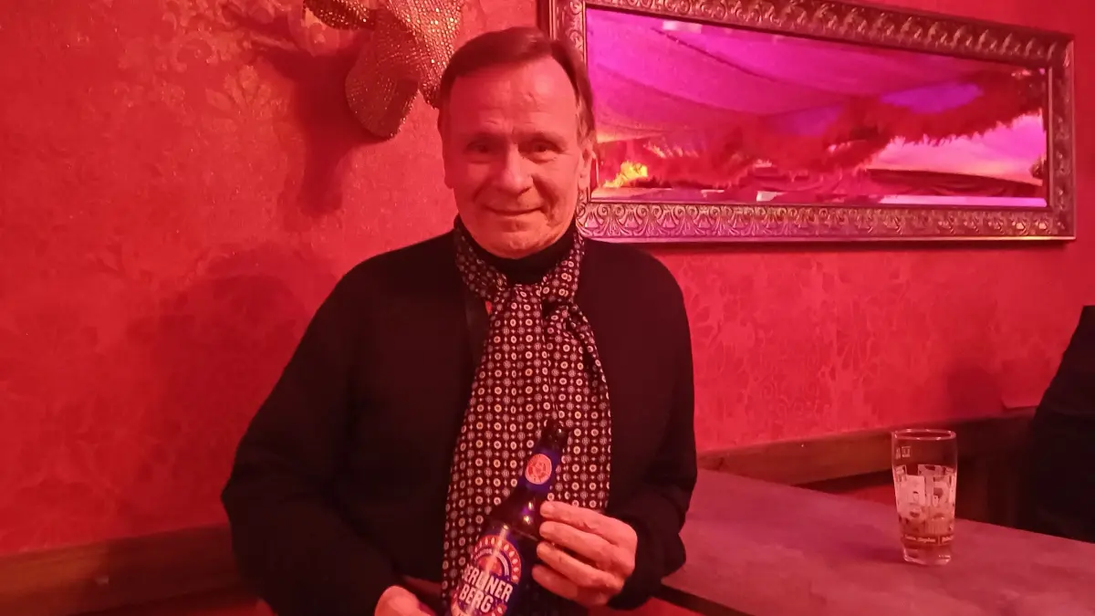 Axel Kaiser, Betreiber vom Weihnachtsmarkt am KaDeWe in Berlin zeigt das Winterbier, das er extra hat brauen lassen.
