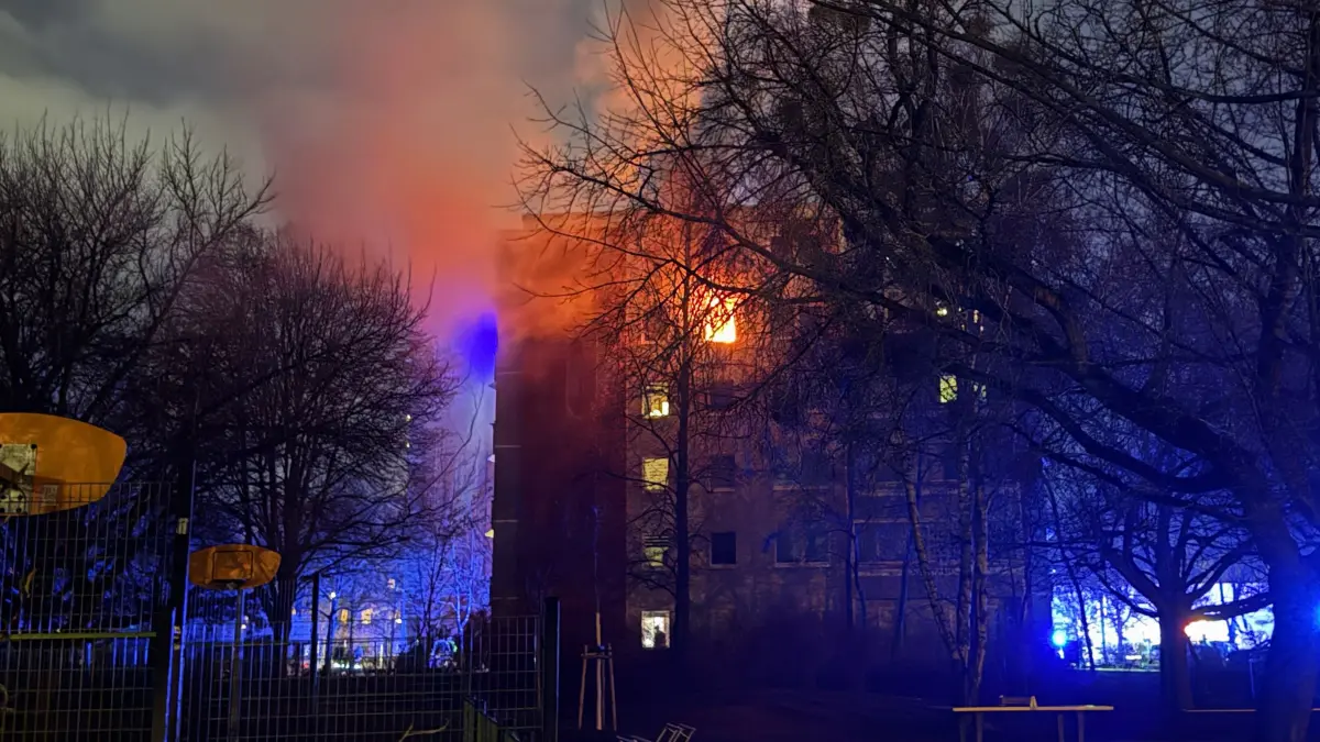 Brand in Schwedt: Schwedt, 25.11.2025: Brand in Schwedt
Flammen schlagen aus einem Fenster der Brandwohnung im fünften Stock, während die Einsatzkräfte die Löscharbeiten aufnehmen.