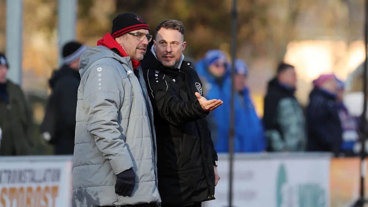 Bernau, 22.11.25, FB BBL, 12. ST: TSG Einheit Bernau - Oranienburger FC Eintracht 1:1, Nico Thomaschewski (links) und Matthias Schönknecht