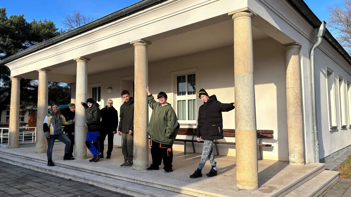 Wo in Eisenhüttenstadt befindet sich diese Schule? Dort findet 2025 der Weihnachtsmarkt der EWG statt. Ziel ist es, Spenden für die Restaurierung eines historischen Brunnens zu sammeln.