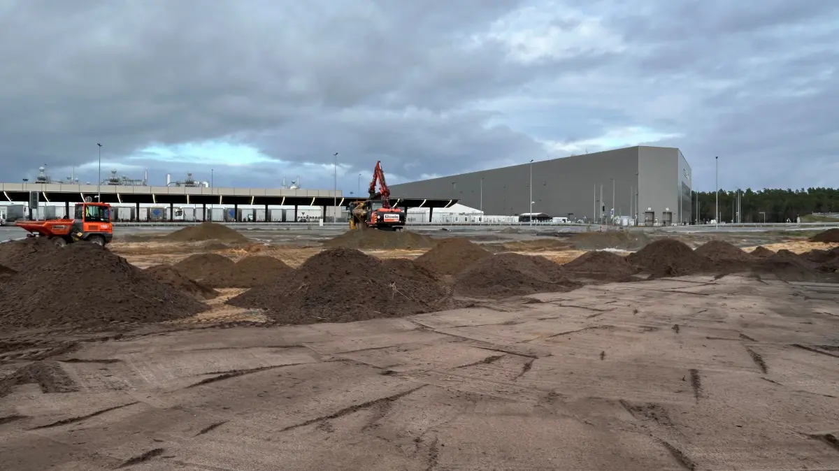 Gigafactory in Grünheide: An der Fabrik von Tesla laufen aktuell Bauarbeiten neben dem Südparkplatz und der L38. Was entsteht hier?