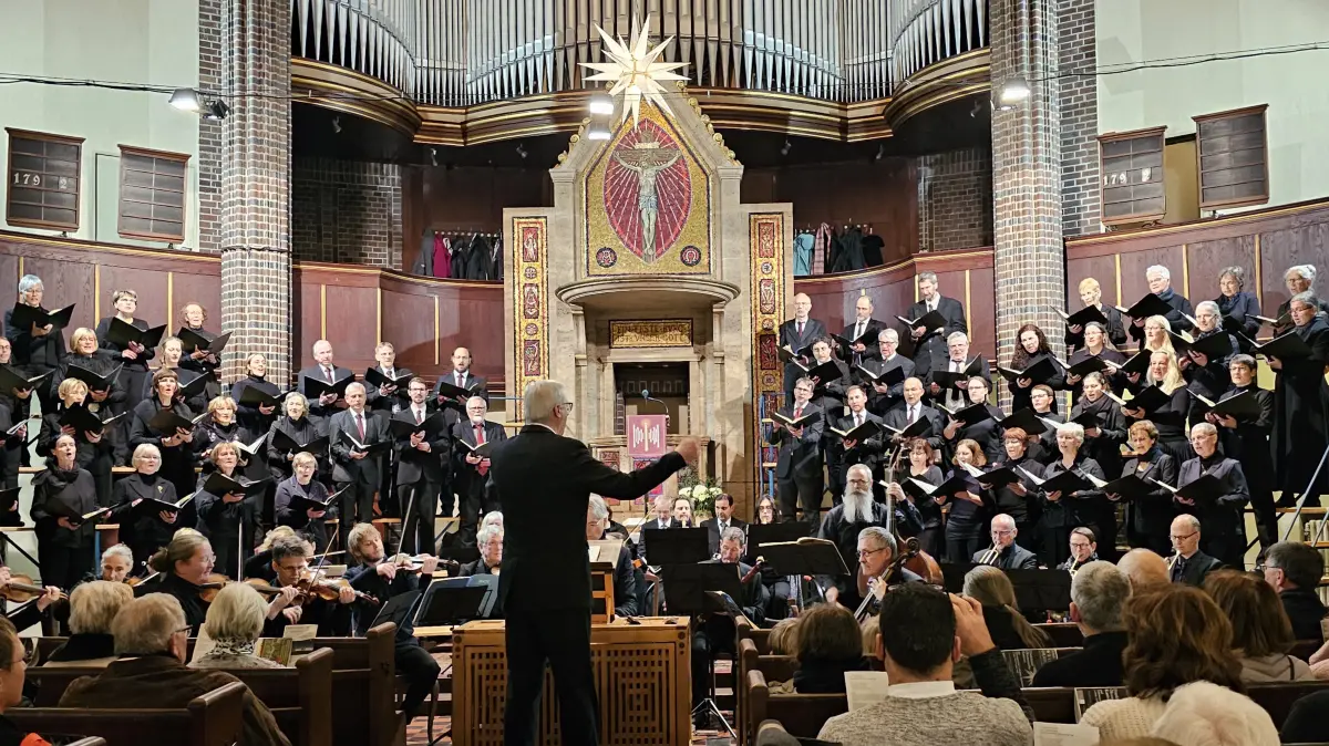 Oratorium: In einer bejubelten Aufführung in der St.-Georg-Kirche brachten der Chor der Frankfurter Ökumenischen Kantorei, die Musiker des Telemannischen Collegium Michaelstein und vier Solisten unter der Leitung von KMD Stephan Hardt die Teile 1 bis 3 des Weihnachtsoratoriums zu Gehör.