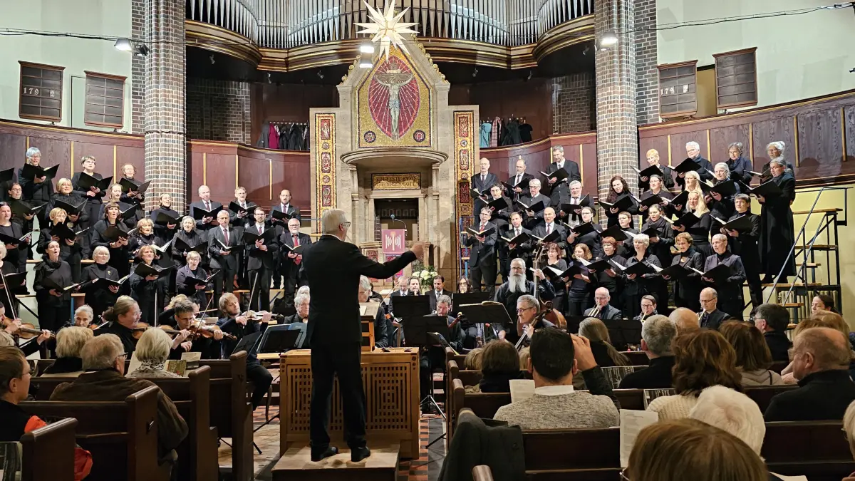 Oratorium: In einer bejubelten Aufführung in der St.-Georg-Kirche brachten der Chor der Frankfurter Ökumenischen Kantorei, die Musiker des Telemannischen Collegium Michaelstein und vier Solisten unter der Leitung von KMD Stephan Hardt die Teile 1 bis 3 des Weihnachtsoratoriums zu Gehör.