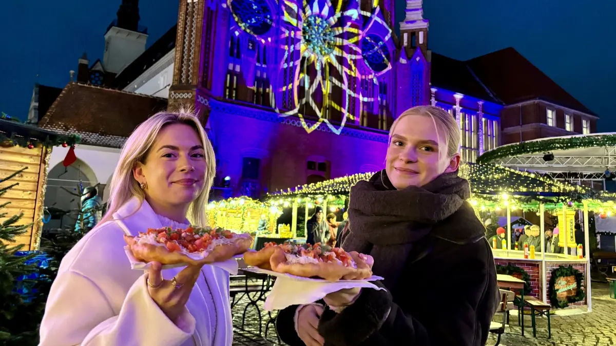 Weihnachtsmarkt in Frankfurt (Oder): Celine und Joelle Adrian lassen sich Langosch schmecken.