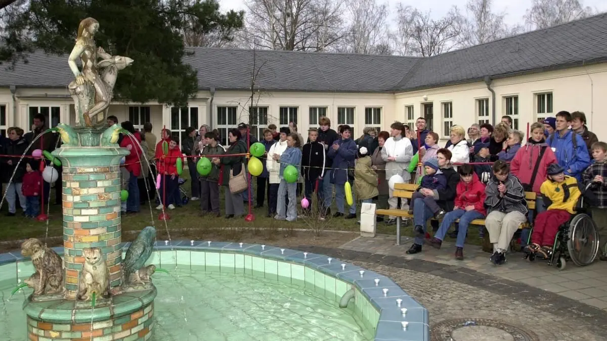 Eulenspiegelbrunnen in der Pestalozzi-Schule in Eisenhüttenstadt im Jahr 2003. Damals war die Figur, die jahrelang ohne Kopf dastand, repariert worden.