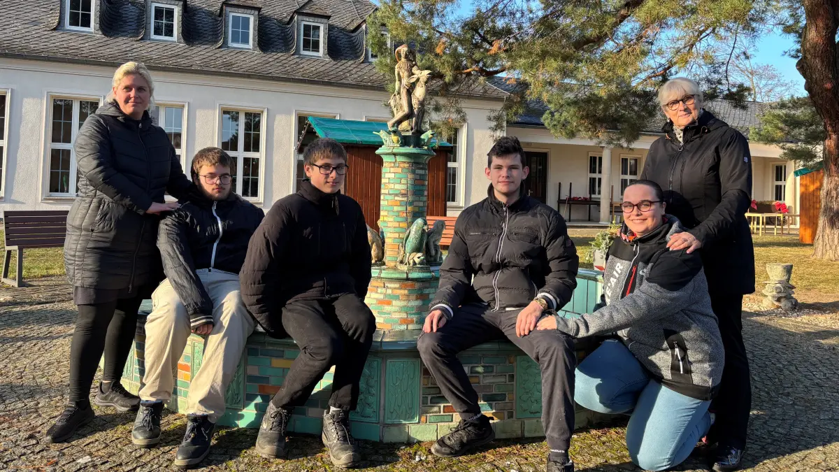 Wo in Eisenhüttenstadt befindet sich diese Schule? Dort findet 2025 der Weihnachtsmarkt der EWG statt. Ziel ist es, Spenden für die Restaurierung eines historischen Brunnens zu sammeln.