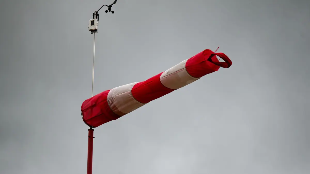 Wechselhaftes, teils stürmisches Wetter im Norden: ARCHIV - 05.11.2023, Baden-Württemberg, Schwäbisch Gmünd: Ein Windsack weht am Segelflugplatz Hornberg auf der Schwäbischen Alb. Wochenstart mit Wind, den wird es in Rheinland-Pfalz und dem Saarland geben. (zu dpa: «Zwei bestätigte Tornados in Rheinland-Pfalz gemeldet») Foto: Marius Bulling/dpa +++ dpa-Bildfunk +++