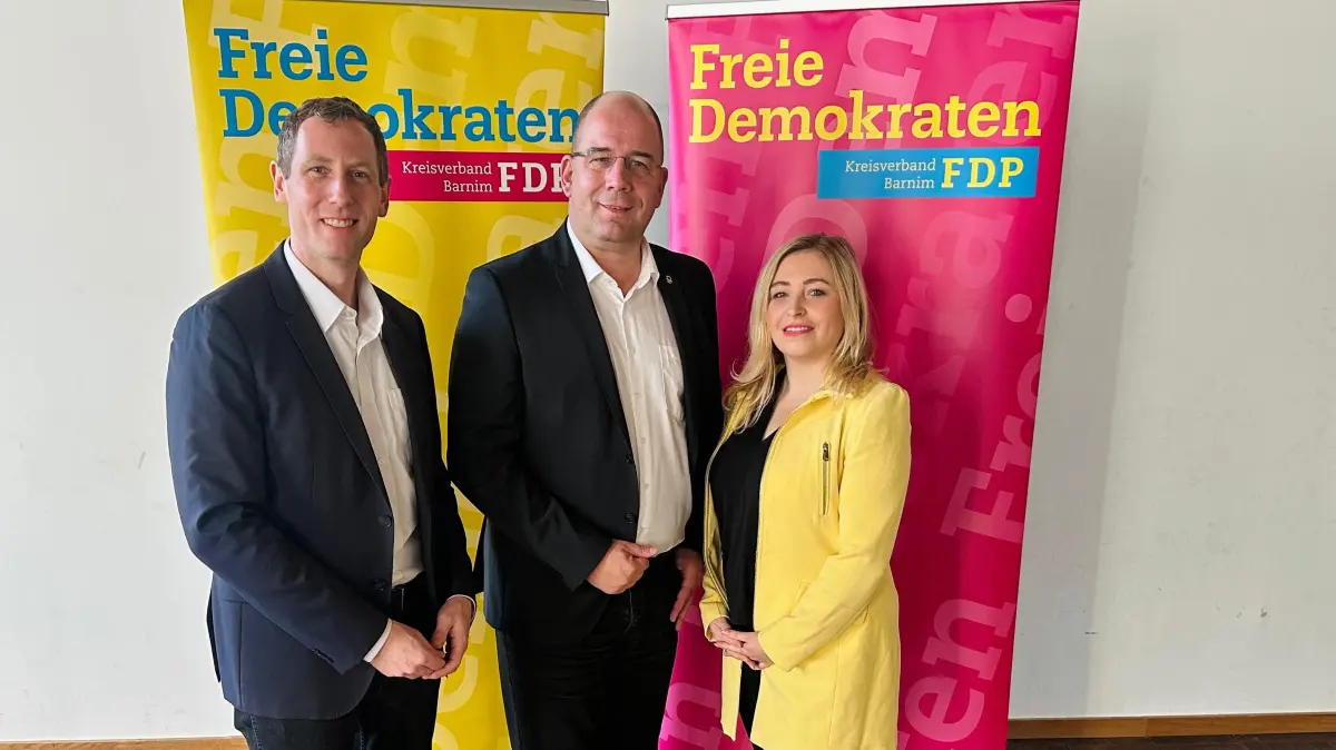 Unterstützt durch die FDP: CDU-Landratskandidat Daniel Sauer (Mitte) mit Wenke Surauf und Martin Hoeck.