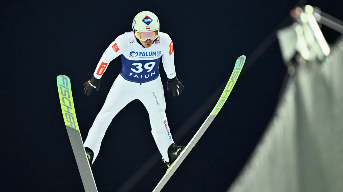 Weltcup Skispringen in Falun: 25.11.2025, Schweden, Falun: Ski nordisch, Skispringen, Herren, Weltcup, Lugnet-Stadion, Normalschanze HS95: Der Pole Kamil Stoch in Aktion. Foto: Fredrik Sandberg/TT News Agency/AP/dpa +++ dpa-Bildfunk +++
