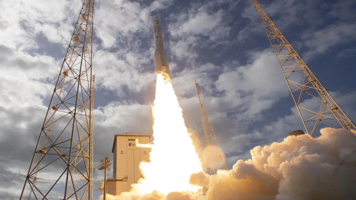 Zur Esa-Ministerratstagung in Bremen: HANDOUT - 09.07.2024, Frankreich, Kourou: Die neue europäische Trägerrakete Ariane 6 startet am europäischen Weltraumbahnhof in Kourou in Französisch-Guayana erstmals in den Weltraum. Bei der anstehenden Esa-Ministerratstagung in Bremen werden die Ministerinnen und Minister der Esa-Länder am 26. und 27. November das Drei-Jahres-Budget für Europas Raumfahrtagentur verhandeln. (zu dpa: «Unabhängigkeit und Wachstum: Esa will in Bremen Rekord-Etat») Foto: S. Corvaja/ESA/dpa +++ dpa-Bildfunk +++