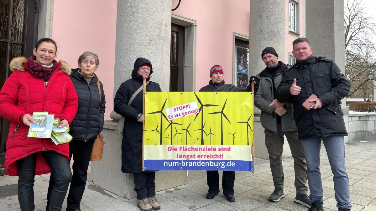 Protest gegen Windpark-Pläne am Kulturhaus Seelow: Vor dem Tagungsort der Regionalversammlung Oderland-Spree haben Mitgelder des Vereins Natur und Mensch demonstriert. Sie wollen verhindern, dass durch Windkkraftanlagen wichtige Lebensräume zerstört werden.