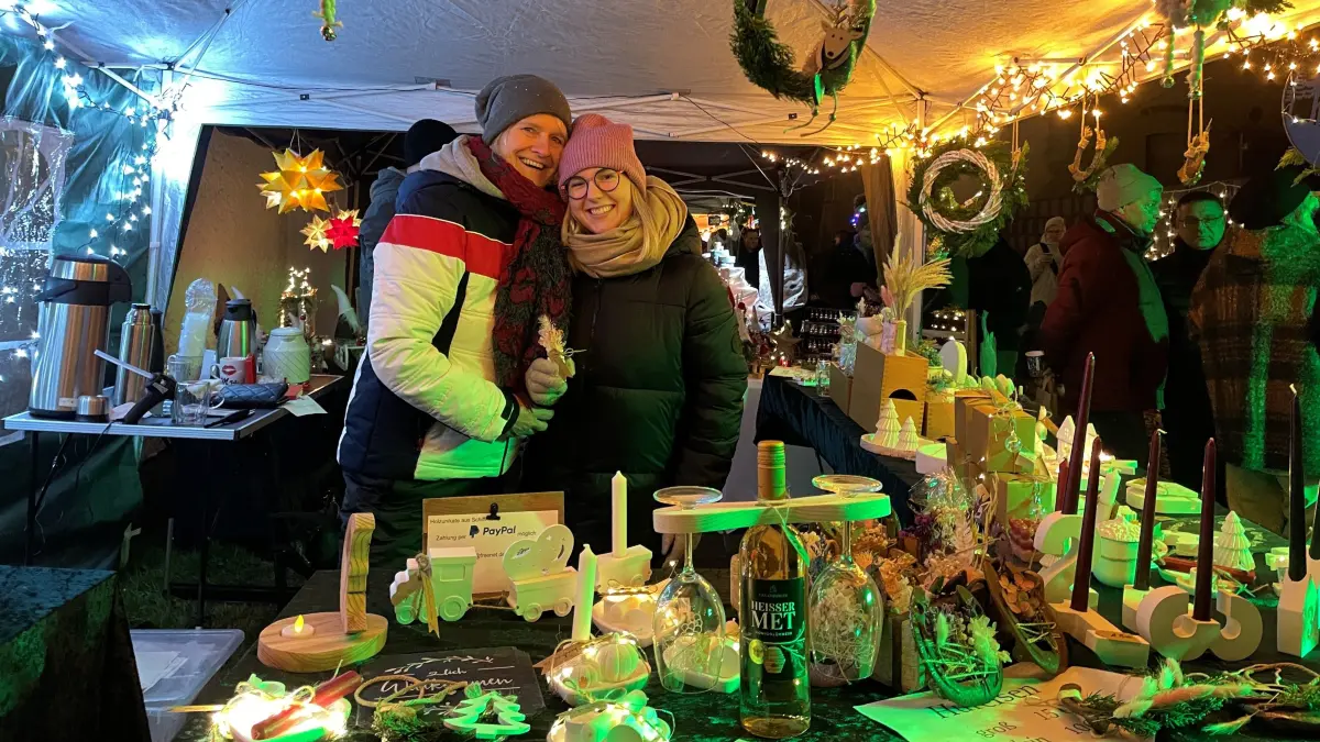 Stimmungsvolle Weihnachtsmärkte in der Region: Eyleen Mühlenhaupt und Luise Kroll an ihrem Stand beim 5. Lichterfest in Neureetz.