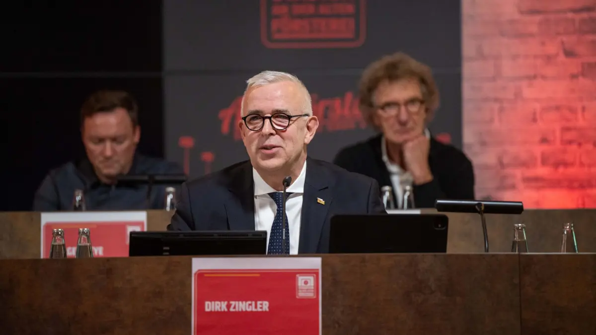 Aktionärsversammlung 1. FC Union November 2025: Fußball, Herren, Saison 2025/2026, 1. Bundesliga, 1. FC Union Berlin, 14. Ordentliche Hauptversammlung der An der Alten Försterei Stadionbetriebs AG, vorn Dirk Zingler (Aufsichtsrats-Chef Stadionbetriebs AG) und Präsident des e.V., hinten v. l. Holger Keye (Tinko, Aufsichtsrat Stadionbetriebs AG), Michael Kölmel (Aufsichtsrat Stadionbetriebs AG), 26.11. 2025, Foto: Matthias Koch