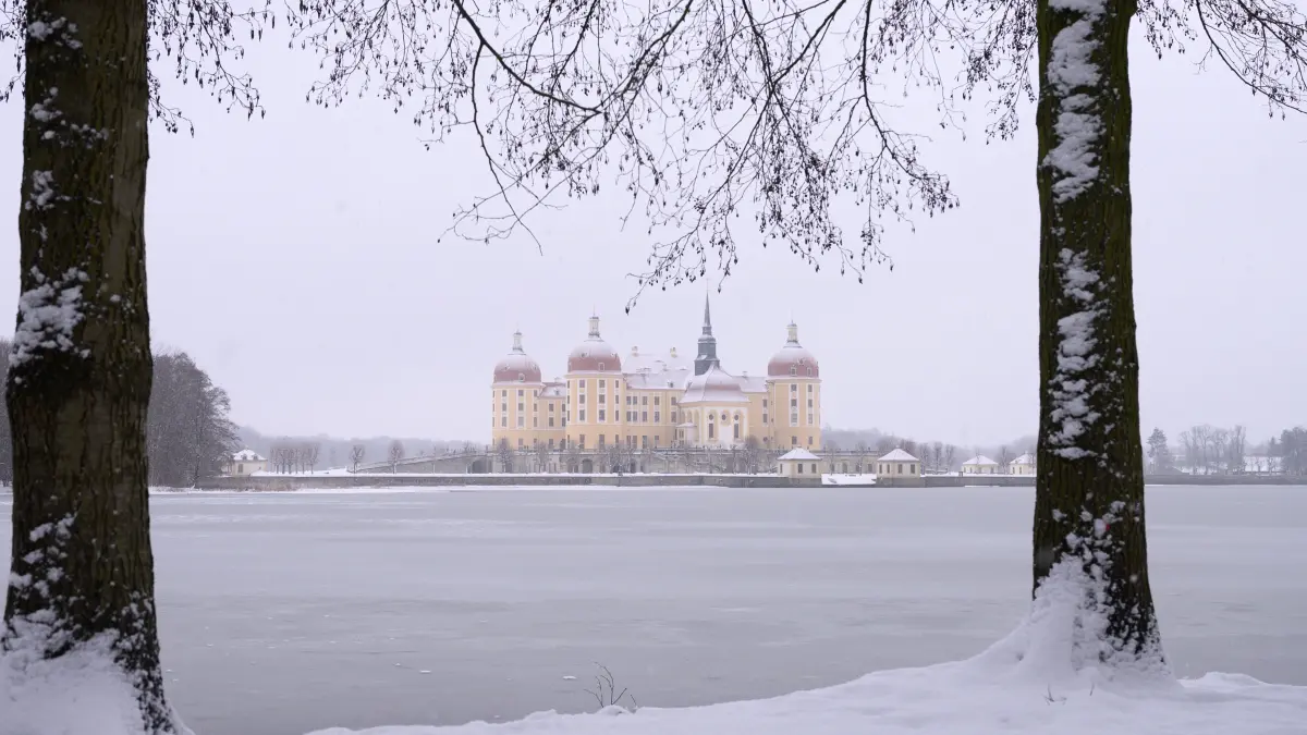 Mit Schnee bedeckt ist das Schloss Moritzburg hinter dem mit Eis bedeckten Schlossteich. Der Landkreis Meißen hat laut des Robert Koch-Instituts (RKI) den landesweit und bundesweit höchsten Inzidenzwert. +++ dpa-Bildfunk +++