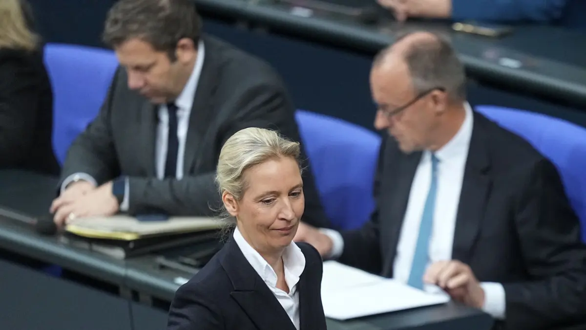 Bundestag - Haushaltswoche: 26.11.2025, Berlin: Alice Weidel, Fraktions- und Bundesvorsitzende der AfD, geht vorbei an Bundesfinanzminister Lars Klingbeil (SPD) und Bundeskanzler Friedrich Merz (CDU) zum Rednerpult in der Generaldebatte im Bundestag zum Haushalt. Die Debatten über den Etat des Kanzleramts werden traditionell zur Generalaussprache über die Politik der Bundesregierung genutzt. Foto: Michael Kappeler/dpa +++ dpa-Bildfunk +++