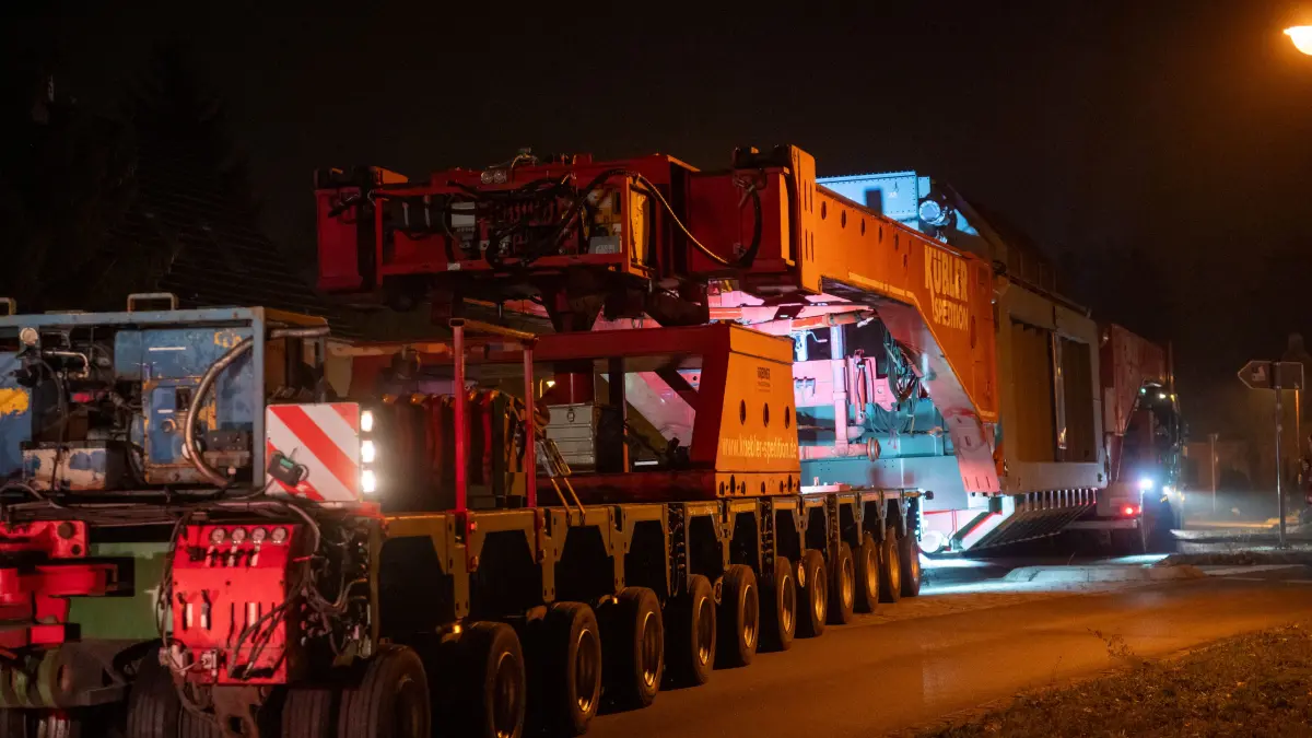 73 Meter lang und über 260 Tonnen schwer: Ein Schwertransport bahnt sich seinen Weg durch Neuenhagen.