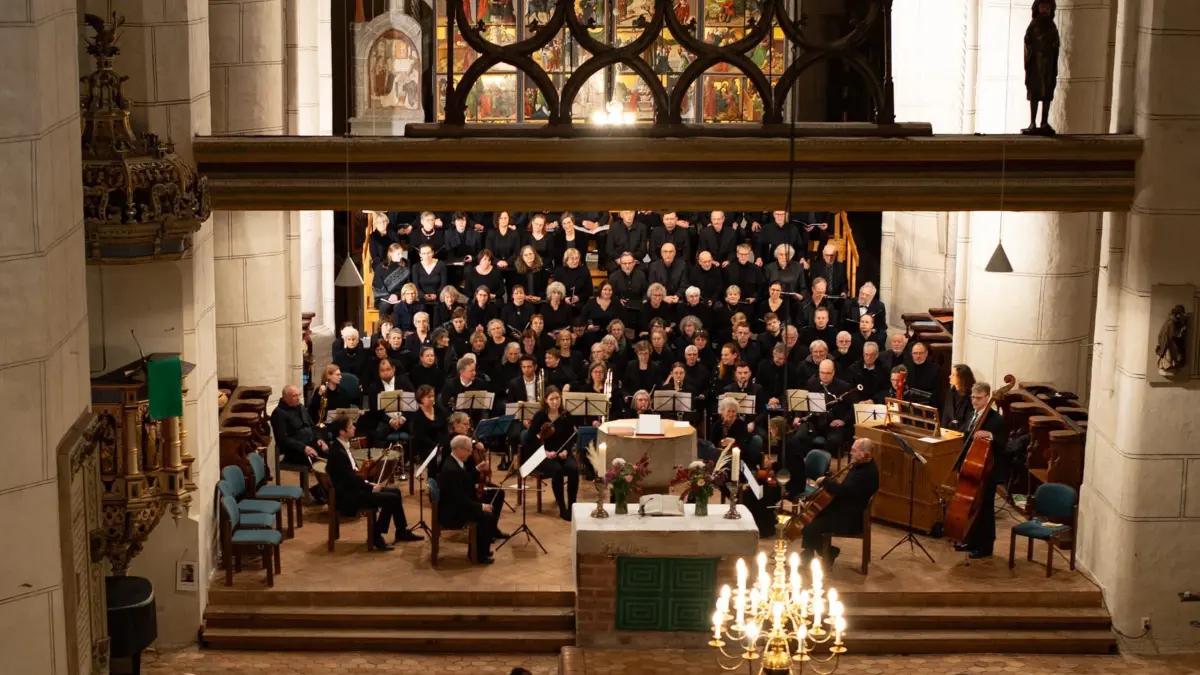Die Kantorei St. Marien Bernau und ein Orchester unter der Leitung von Britta Euler geben am 1. Dezember ein Adventskonzert in der St. Marienkirche in Bernau.