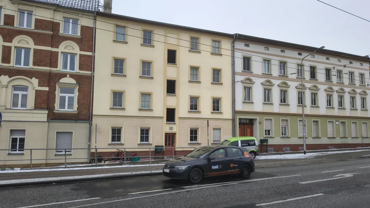 Das Haus in der Breiten Straße 107 in Eberswalde. Hier hat es in der Nacht von Sonntag auf Montag gebrannt.