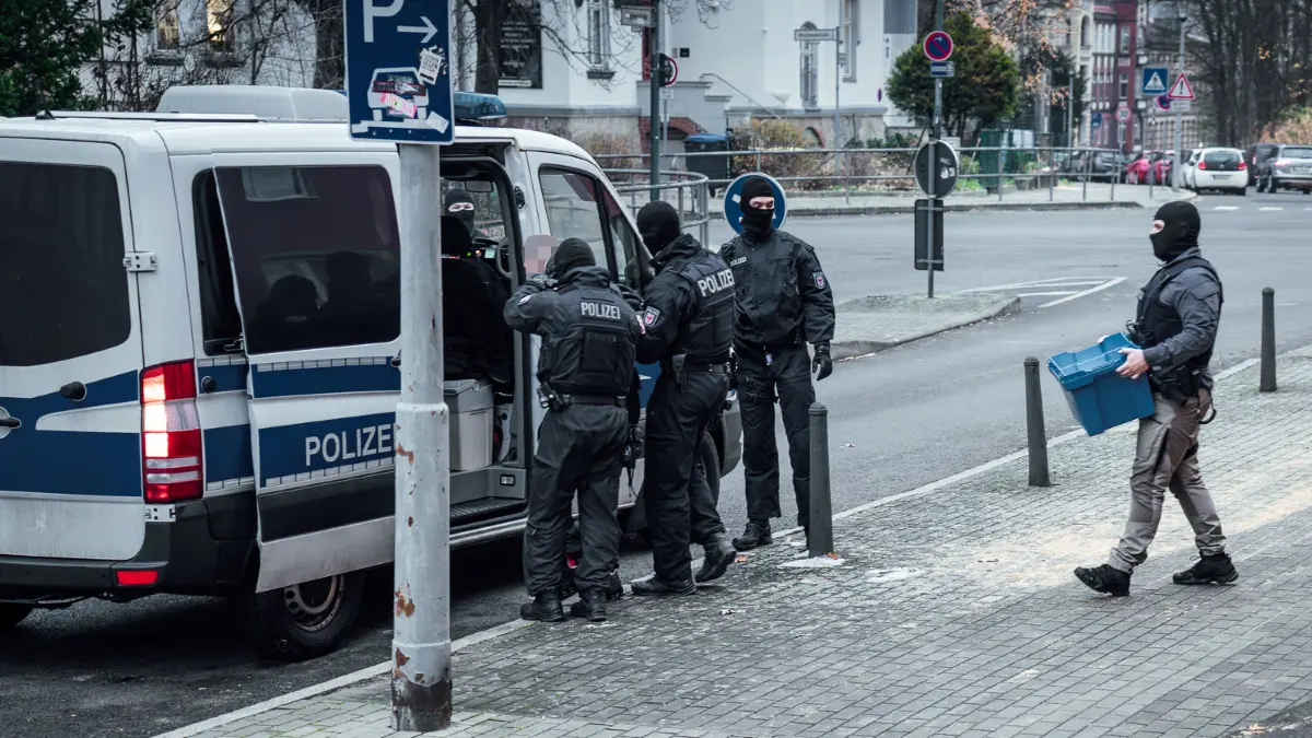 Durchsuchungen in Seelow und Frankfurt/Oder: Im Ergebnis stellten die Beamten Beweismittel, darunter auch Waffen und Betäubungsmittel, sicher, die es in der Folge auszuwerten gilt.