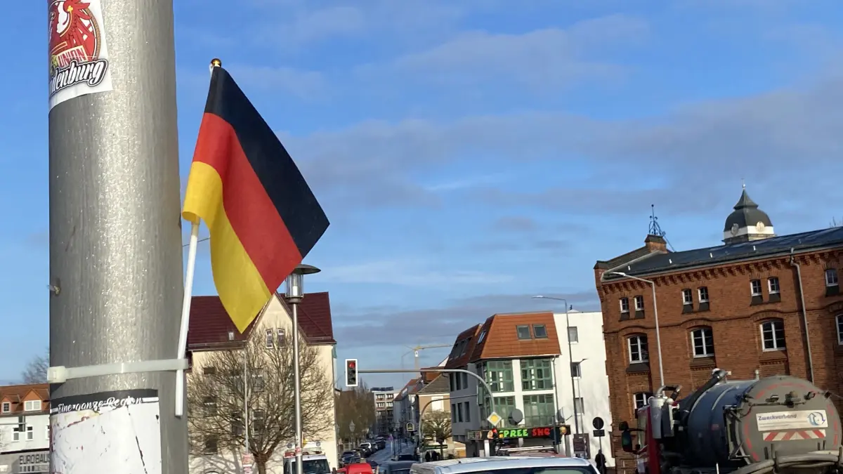 Fähnchen im Wind: Kleine Deutschland-Wimpel am Montag auf der Spreebrücke in Fürstenwalde. Tags darauf waren sie wieder weg.