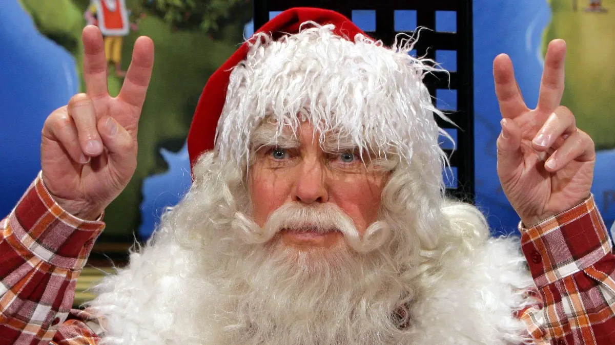 Der Moderator und Sänger Frank Schöbel agiert als Weihnachtsmann verkleidet am Dienstag (15.11.2006) in Berlin bei Dreharbeiten für die Sendung "Fröhliche Weihnachten mit Frank" im Studio Adlershof. Am 24.12. wird der MDR die Sendung um 19.45 Uhr ausstrahlen. Foto: Jens Kalaene dpa/lbn +++ dpa-Bildfunk +++
