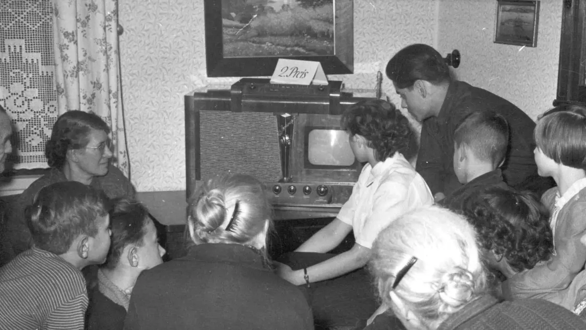 Menschen umringen in Leipzig den ersten in der ehemaligen DDR produzierten Fernseher des Typs "Leningrad" (Archivfoto aus dem Jahr 1954). Unter dem Titel «Feierabend-Fernsehzeit» startet am Samstag (24.07.2004) im Filmmuseum in Düsseldorf eine Ausstellung mit alten Geräten, Reliquien des TV-Zeitalters. Zudem stellen rund 40 Sender 150 Programm-Ausschnitte von der Nachrichtensendung bis zur Talk-Show, von Starkomödianten der TV-Urzeit, Heinz Erhard, bis zur Reality-Show «Big Brother» zur Verfügung. dpa/lnw (zu lnw: "Feierabend-Fernsehzeit: Filmmuseum zeigt ein halbes TV-Jahrhundert" vom 23.07.2004) +++ dpa-Bildfunk +++