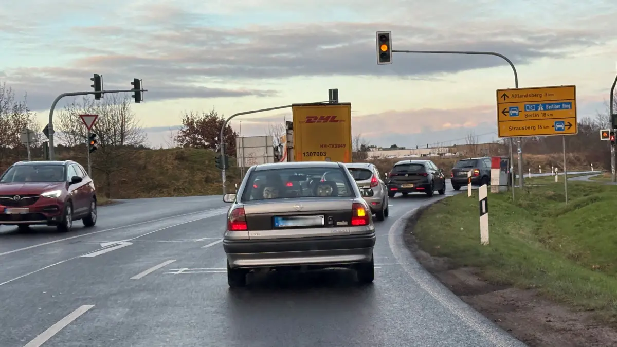 Neuenhagen bei Berlin, Kreuzung Altlandsberger Chaussee und L33, kurze Linksabbiegerspur (in Fahrtrichtung Berlin)