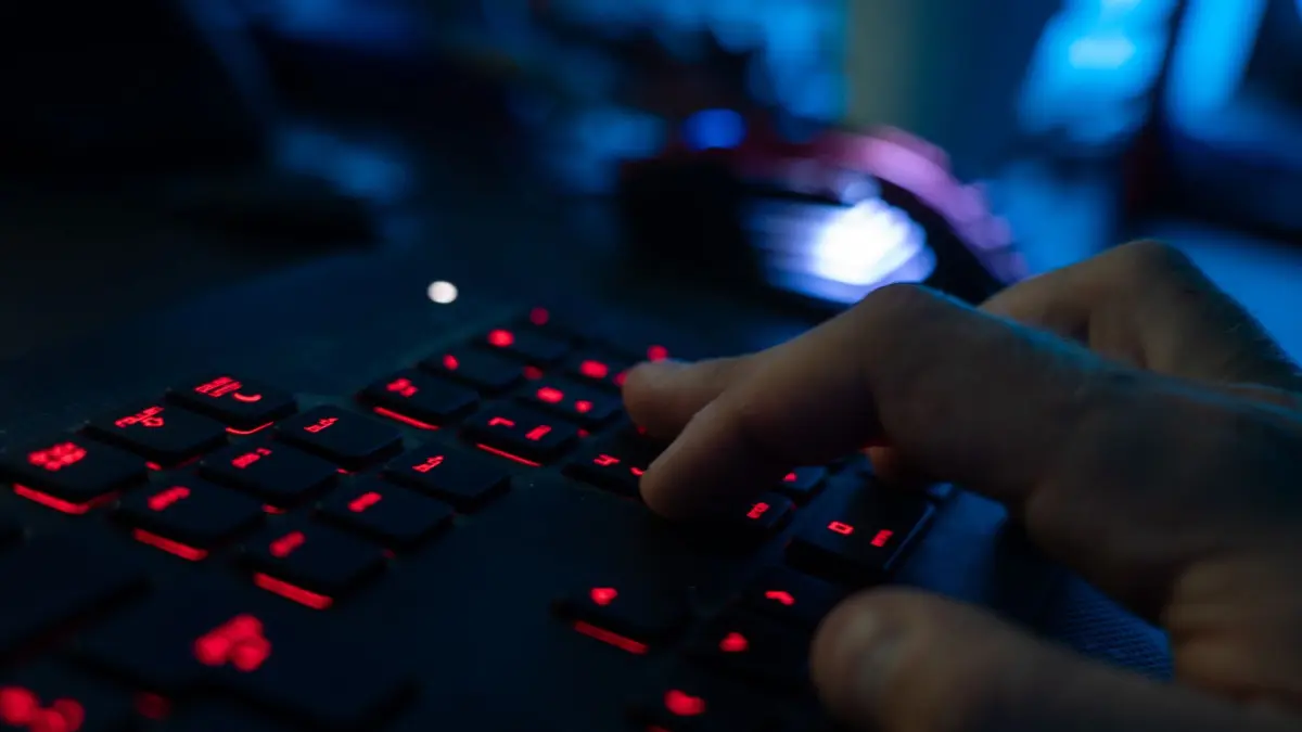Symbolbild Cyberkriminalität: ARCHIV - 29.04.2020, Bayern, Ebing: Ein Mann sitzt am Rechner und tippt auf einer Tastatur. (zu dpa: «Anleger investiert in Betrüger-Portal - 500.000 Euro Schaden») Foto: Nicolas Armer/dpa +++ dpa-Bildfunk +++