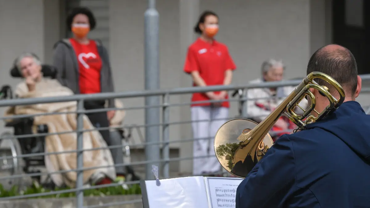Ein Musiker des Brandenburgischen Staatsorchesters Frankfurt (Oder) spielt ein Open-Air-Minikonzert vor einem Pflegeheim für Senioren der Arbeiterwohlfahrt (AWO). Ab dem 04.05.2020 wird das Brandenburgische Staatsorchester Frankfurt (BSOF) auf Außenflächen, Innenhöfen oder zwischen Häusern der Stadt aufspielen, um den Einwohnern in diesen Wochen der Kontaktbeschränkungen Freude und Ablenkung zu schenken. Besonderes Augenmerk liegt bei der Auswahl der Auftrittsorte auf Senioren- sowie Behinderteneinrichtungen und auf Kitas. Mitglieder des Orchesters werden dort in kleineren Besetzungen für jeweils etwa 20 Minuten spielen.