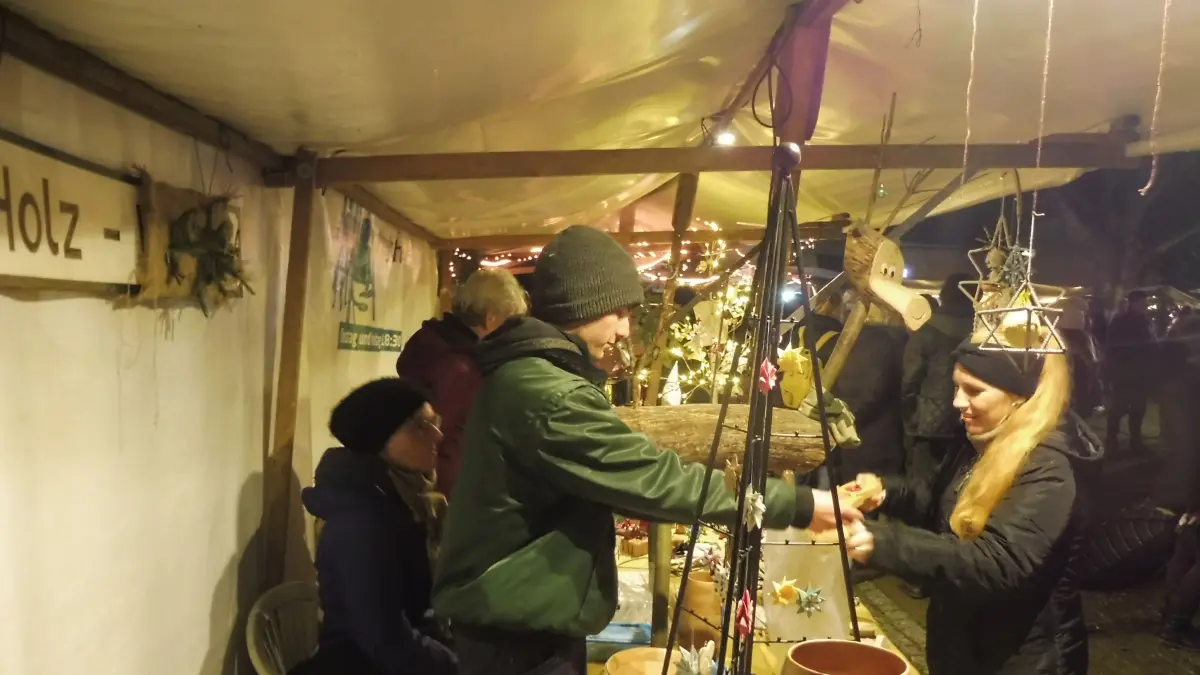 Weihnachtsmarkt auf dem Dorfplatz in Kagel: Auch Für Geschenkejäger gibt es hier reichlich Angabote.