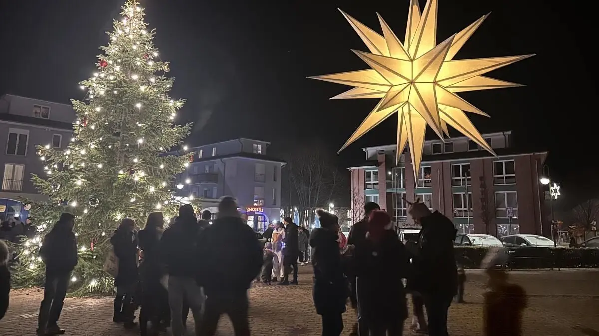 Weihnachtssingen auf dem Marktplatz in Grünheide.