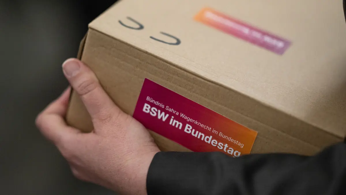 Chancen für BSW-Erfolg im Wahlprüfungsausschuss schwinden: ARCHIV - 23.04.2025, Berlin: Amira Mohamed Ali (BSW), Co-Parteivorsitzende, hält die Unterlagen für den Wahleinspruch des BSW für die Bundestagswahl im Paul-Löbe-Haus mit einem Aufkleber „BSW im Bundestag“. Für das Bündnis Sahra Wagenknecht schwinden die Chancen, im Wahlprüfungsausschuss eine Neuauszählung der Bundestagswahl vom Februar zu erreichen. (zu dpa: «Chancen für BSW-Erfolg im Wahlprüfungsausschuss schwinden») Foto: Fabian Sommer/dpa +++ dpa-Bildfunk +++