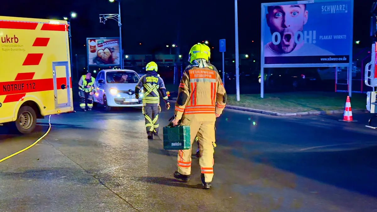 Ein 87-Jähriger durchfuhr mit seinem Auto die Absperrung zur Unfallstelle. Die Rettungskräfte mussten ihn zurückweisen.