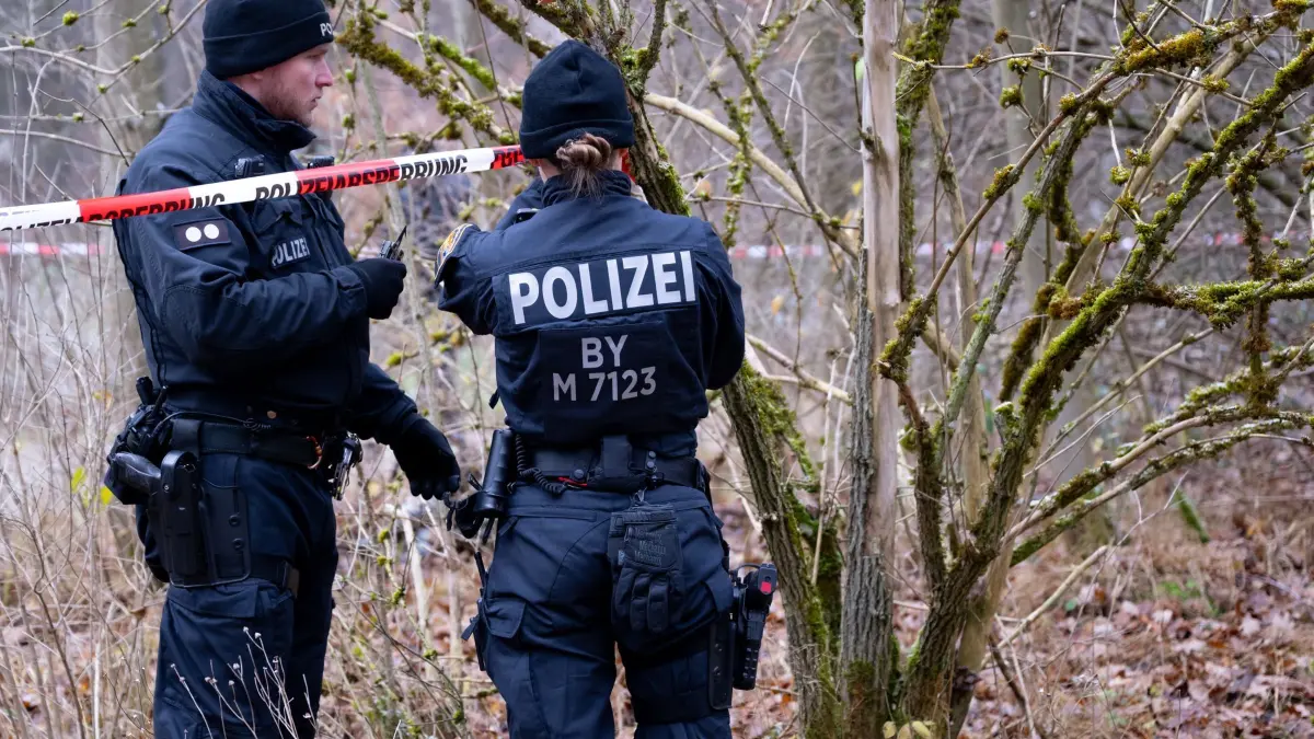 Frauenleiche im Wald bei München: ARCHIV - 21.11.2025, Bayern, Neuried: Polizisten sperren ein Waldstück im Forstenrieder Park ab. Ein Spaziergänger hatte im Forstenrieder Park eine Frauenleiche gefunden. Nach erster Einschätzung ist eine Gewalttat nicht auszuschließen. (zu dpa: «Im Wald gefundene Tote an Drogen gestorben») Foto: Sven Hoppe/dpa +++ dpa-Bildfunk +++