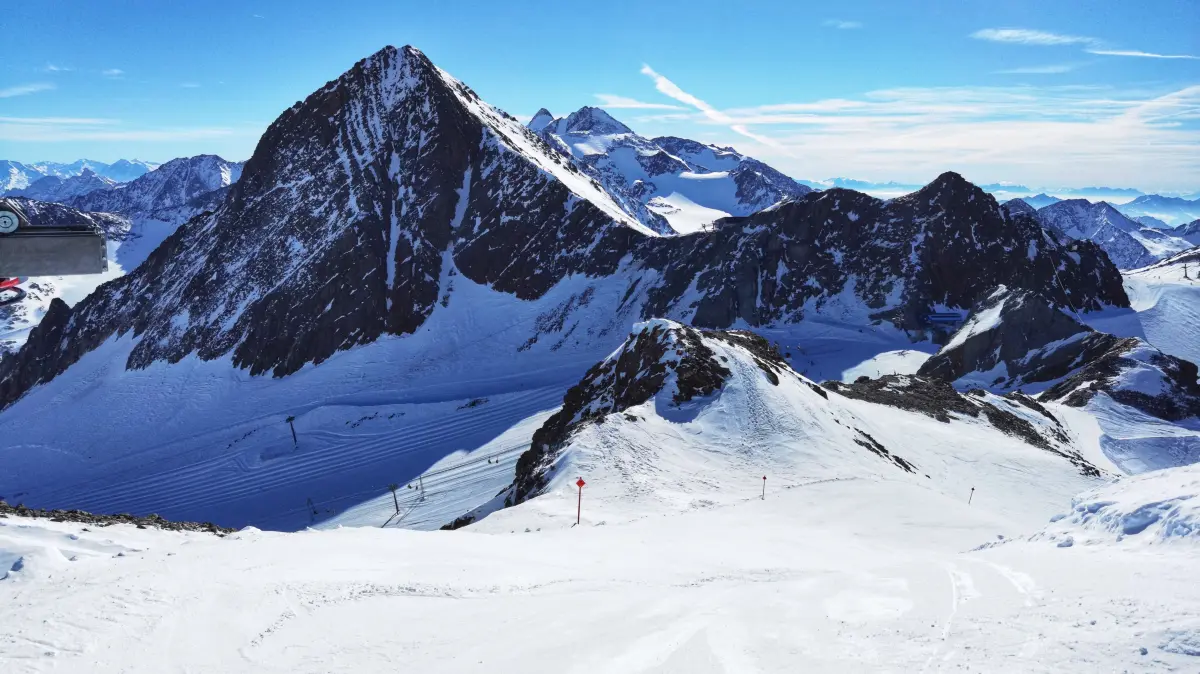 Ein Blick auf die Skipisten am Stubaier Gletscher. (zu dpa: «Lawine auf Tiroler Gletscher - Suche nach Verschütteten») +++ dpa-Bildfunk +++