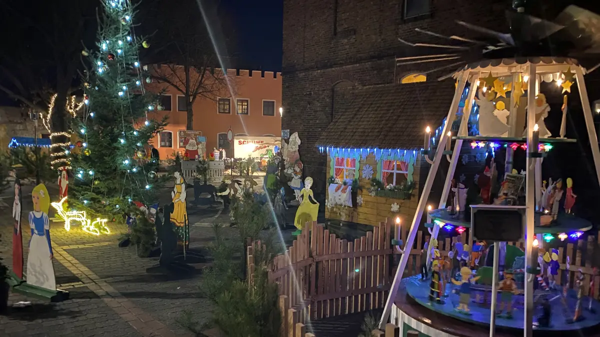 Werden Jahr für Jahr liebevoll vorbereitet: die vierstöckige Pyramide und die zahlreichen Märchenfiguren für den Groß Lindower Weihnachtsmarkt so wie hier am 1. Advent 2024