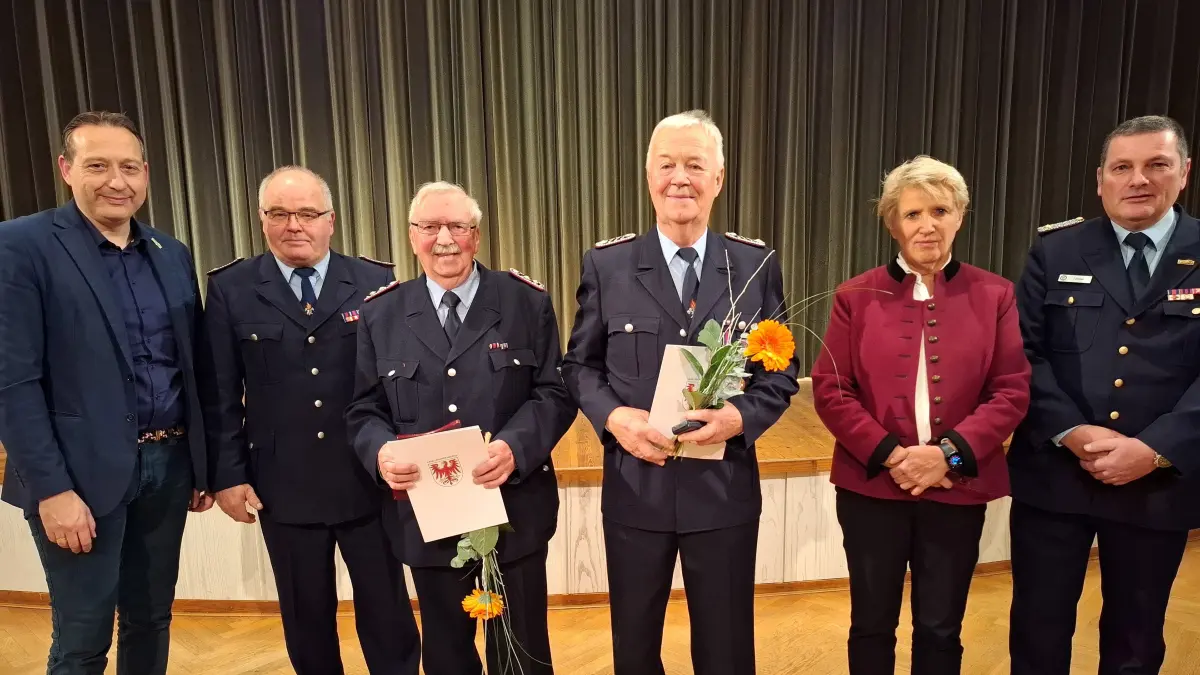 Torsten Godau (2.v.l.) wurde mit dem Ehrenzeichen im Brandschutz „Silber am Bande“ ausgezeichnet. xxx freuen sich über die Medaille für Treue Dienste der Stufe Gold, die Landrätin Karina Dörk und Kreisbrandmeister Tony Zillmer überreichten.