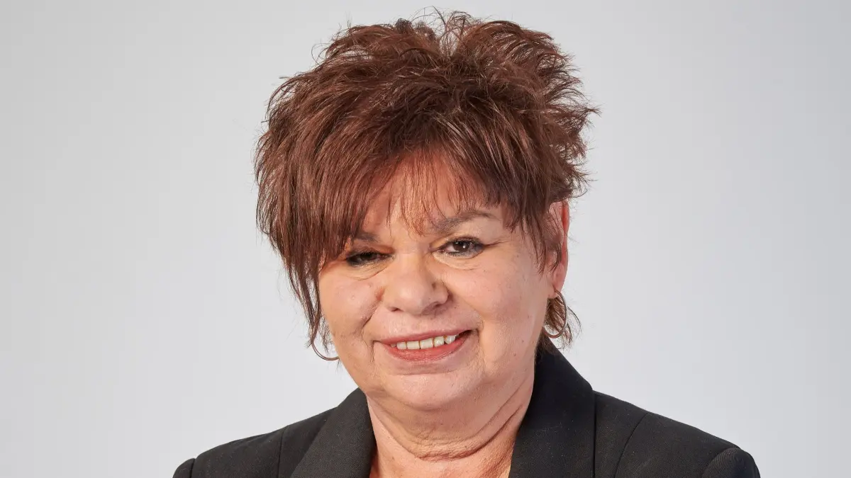 Jutta Benesch Stadtwahlleiterin Hennigsdorf seit 1987 im Rathaus stellvertretende Bürgermeisterin Vize-Bürgermeisterin seit Sommer 2023 geht zum 1. Januar 2026 in Rente
