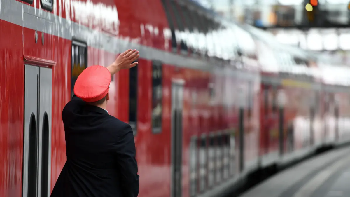 Ein Regionalzug der Bahn wird auf dem Hauptbahnhof abgefertigt. Die körperlichen Angriffe auf Lokführer und Zugbegleiter haben einer Umfrage zufolge zugenommen. (zu dpa «Gewerkschaftsumfrage: Zugpersonal wird häufiger angegriffen») +++ dpa-Bildfunk +++
