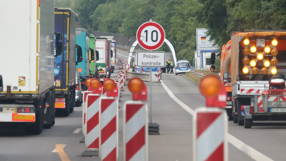 So sieht es aktuell noch auf der Autobahn A12 bei Frankfurt (Oder) aus. Künftig soll für die Kontrollen der Bundespolizei in Fahrtrichtung Berlin eine Spur mehr zur Verfügung stehen.