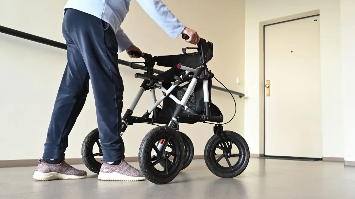 Merz: Rentenpaket soll naechste Woche durch den Bundestag gehen: Eine Rentnerin mit Rollator in einem Treppenhaus (Themenbild vom 27.11.2025). Euroscheine und ein Rentenausweis in einer Geldboerse (Themenbild vom 27.11.2025). Die schwarz-rote Koalition haelt an ihrem Gesetzentwurf zur Rente fest, verspricht den Kritikern aber Reformen schon im naechsten Jahr. Damit soll das Paket in der naechsten Woche durch den Bundestag gehen. Die Koalition aus Union und SPD sieht nach neuerlichen Beratungen auf Spitzenebene eine Einigung im Rentenstreit. Nach einer Sitzung des Koalitionsausschusses sagte Bundeskanzler Friedrich Merz (CDU) am Freitag (28.11.2025) in Berlin, der Gesetzentwurf solle nicht mehr geaendert und bereits naechste Woche durch den Bundestag gebracht werden. Zusaetzlich soll es einen Entschliessungsantrag geben, in dem die Koalition ihren Willen zur umfassenden Reform des Rentensystems unterstreicht. (Siehe epd-Meldung vom 28.11.2025)
