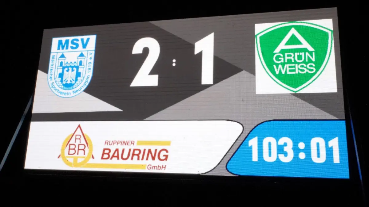 Fussball : Neuruppin, Fussball Brandenburgliga MSV Neuruppin - Grün-Weiss Ahrensfelde, Spielzeit bis in die 103 Minute
FOTO BENK 28.11.2025