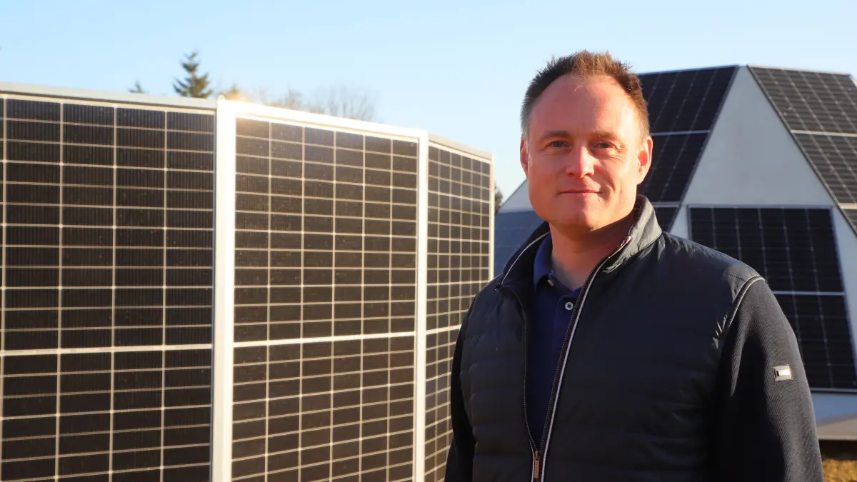 Andreas Hierl von der SWH Innovations GmbH in Fürstenwalde vor den Prototypen des Solariglus. Derzeit werden die Energieerzeuger in Kleinserie gefertigt.