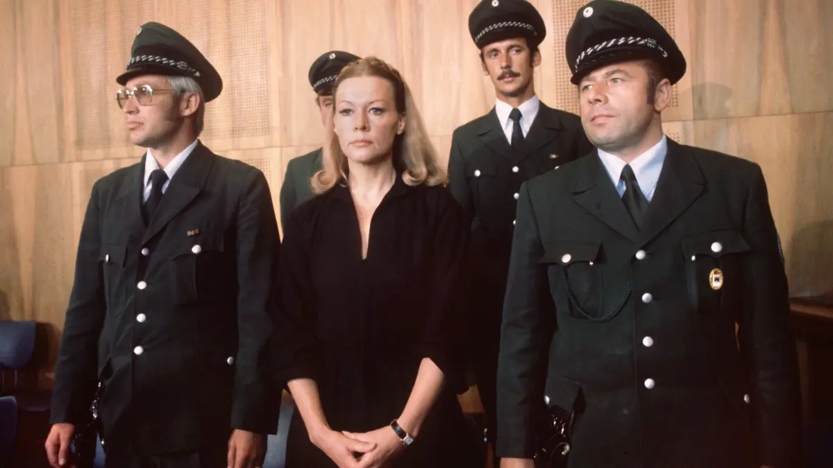 Schauspielerin Ingrid van Bergen gestorben: ARCHIV - 27.07.1977, Bayern, München: Ingrid van Bergen während der Urteilsverkündung am 27.07.1977 in München. Die Schauspielerin hatte ihren langjährigen Geliebten aus Eifersucht erschossen. Ingrid van Bergen ist im Alter von 94 Jahren gestorben. Foto: Istvan Bajzat/dpa +++ dpa-Bildfunk +++