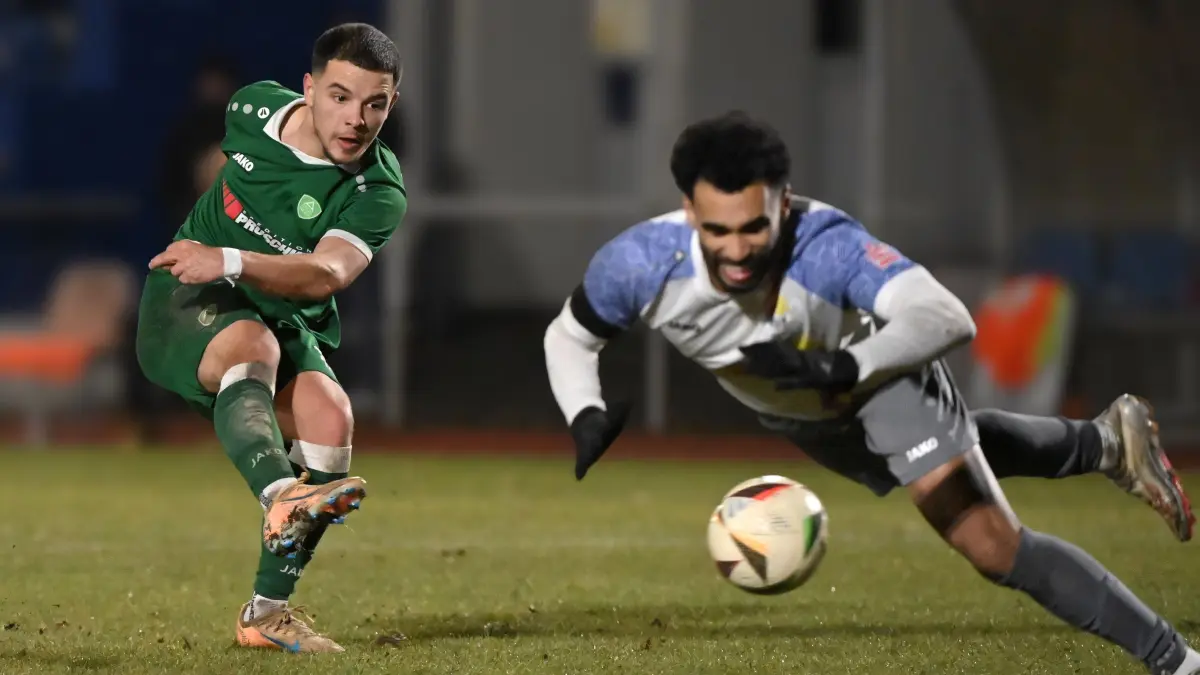 Fussball : Neuruppin, Fussball Brandenburgliga MSV Neuruppin - Grün-Weiss Ahrensfelde, Cashion Andrew London wirft sich in den Torschuss von Justin Berger l.
FOTO BENK 28.11.2025