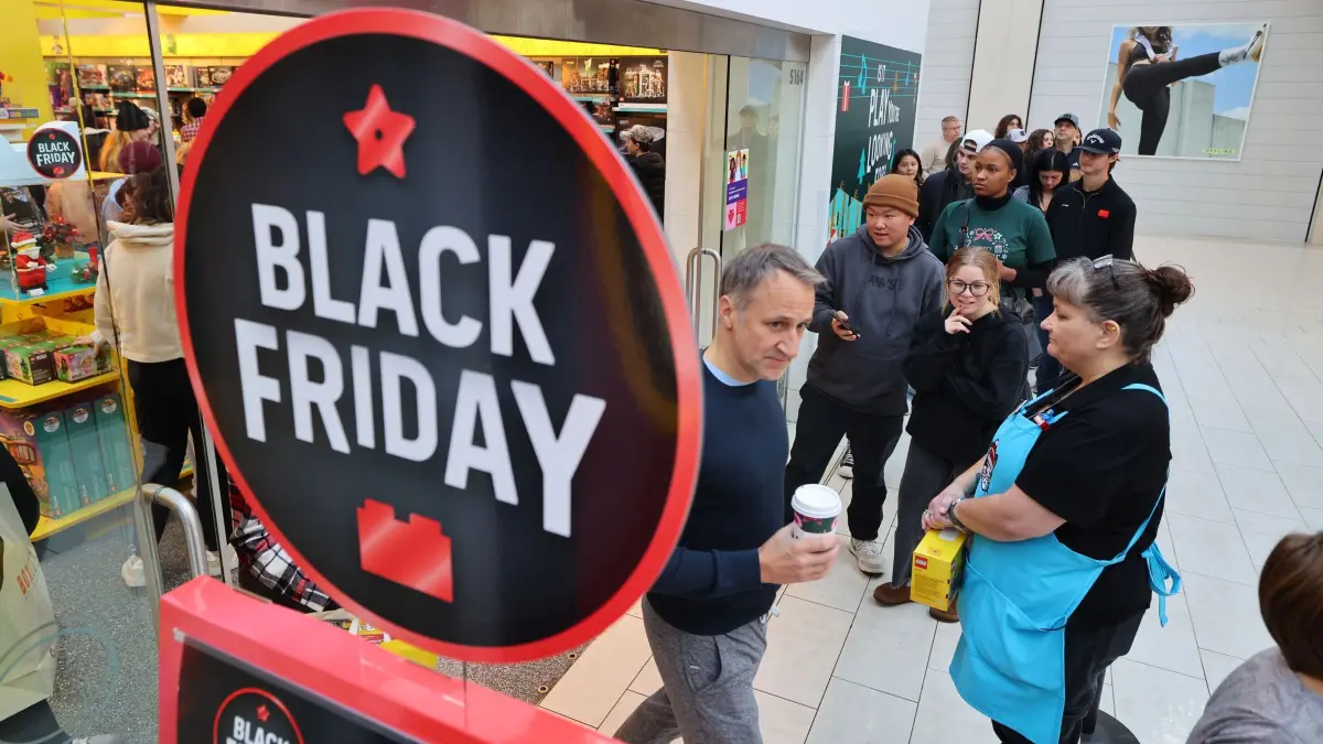 Black Friday - Bloomington: 28.11.2025, USA, Bloomington: Kunden stehen Schlange, bevor sie in der Mall of America nach Angeboten am Black Friday stöbern Foto: Adam Bettcher/FR171586 AP/AP/dpa +++ dpa-Bildfunk +++