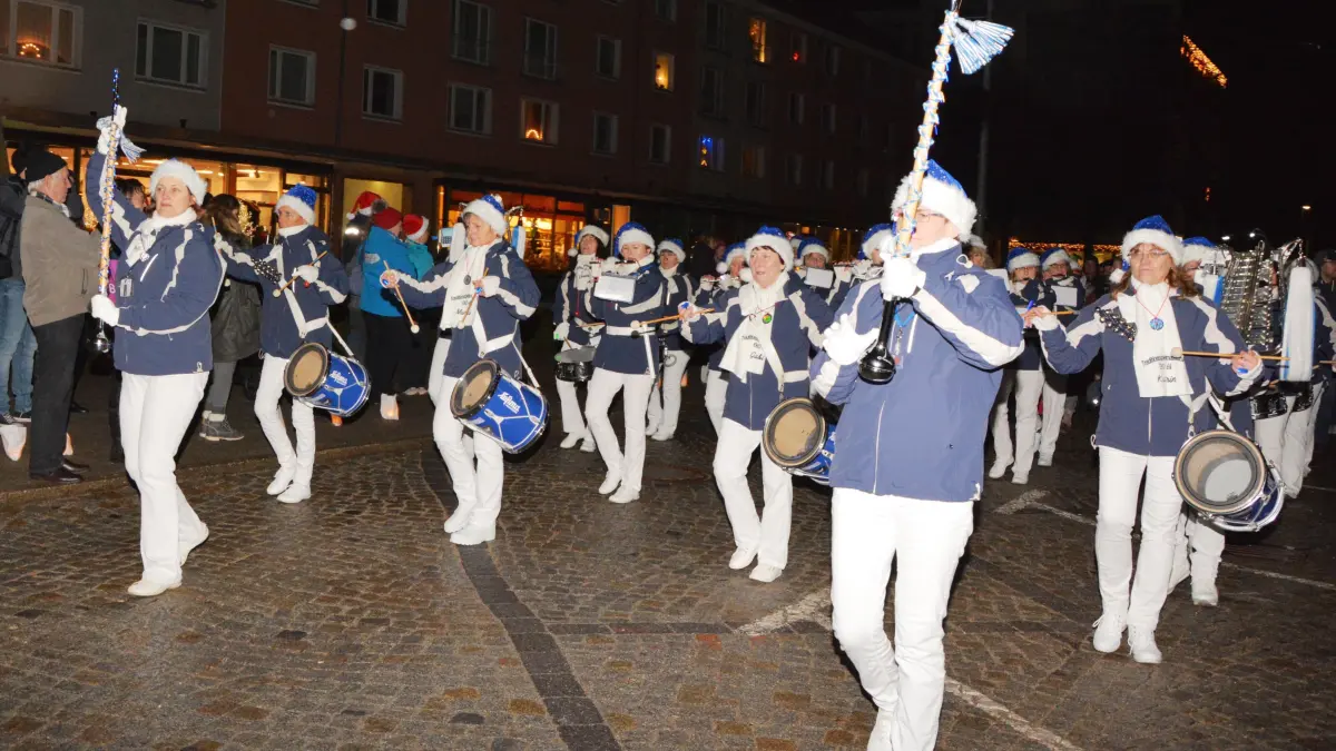 (ohne Überschrift): Eisenhüttenstadt. Lichterfest. EKO-Traditionsspielmannszug. 01.12.2018. Foto: Manuela Kucklick